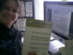 Autorin Manuela Krämer und eines ihrer Bücher