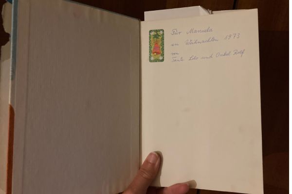 Aufgeklapptes Buch mit Widmung.