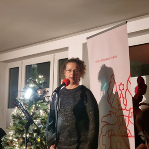 Manuela-Mikro-300x300-1 Manuela Krämer auf der Bühne