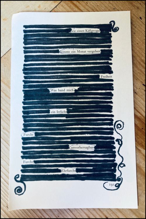 Blackout Poetry 2 geschwärzte Buchseite mit dem Gedicht „Wie einen Käfigvogel"