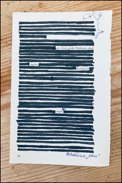 Blackout Poetry 5 Blackout Poetry Versuch 4 mit einem Sachbuch: geschwärzte Seite mit dem coolen hebräischen Wort „Ruach"