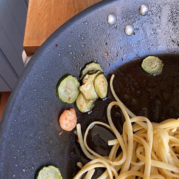12-von-12-pasta-gemuese Ausschnitt einer Pfanne mit Spaghetti, Zucchini und Scampi.