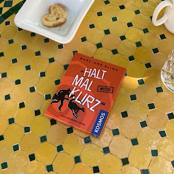 12-von-12-spiel Kartenspiel von Marc-Uwe-Kling "Halt mal kurz" liegt auf Tisch.
