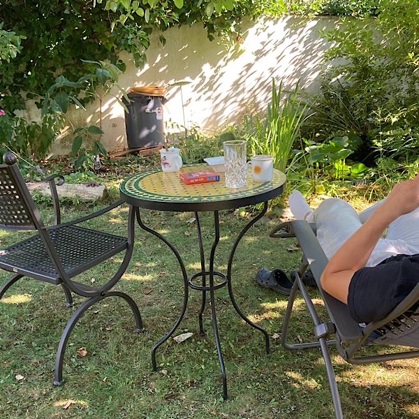 12-von-12-kaffeepause Mosaiktisch mit Tassen im Garten.